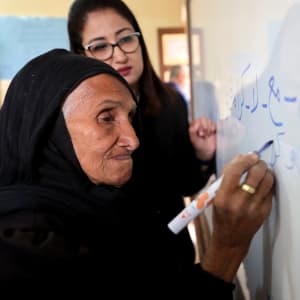 Avó egípcia vai à escola para aprender a ler e escrever aos 87 anos - SIC  Notícias