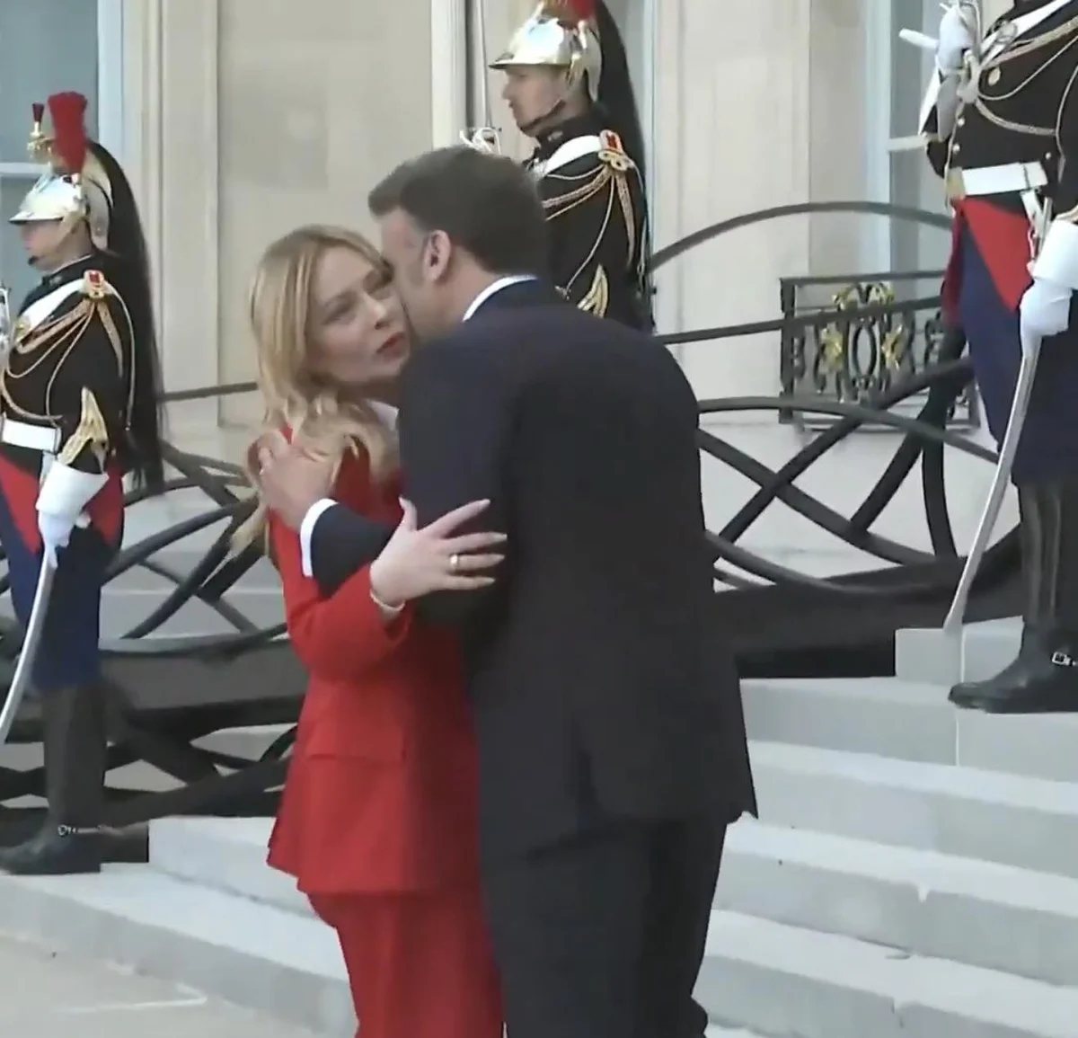 عناق بين ماكرون وميلوني يخطف الأضواء