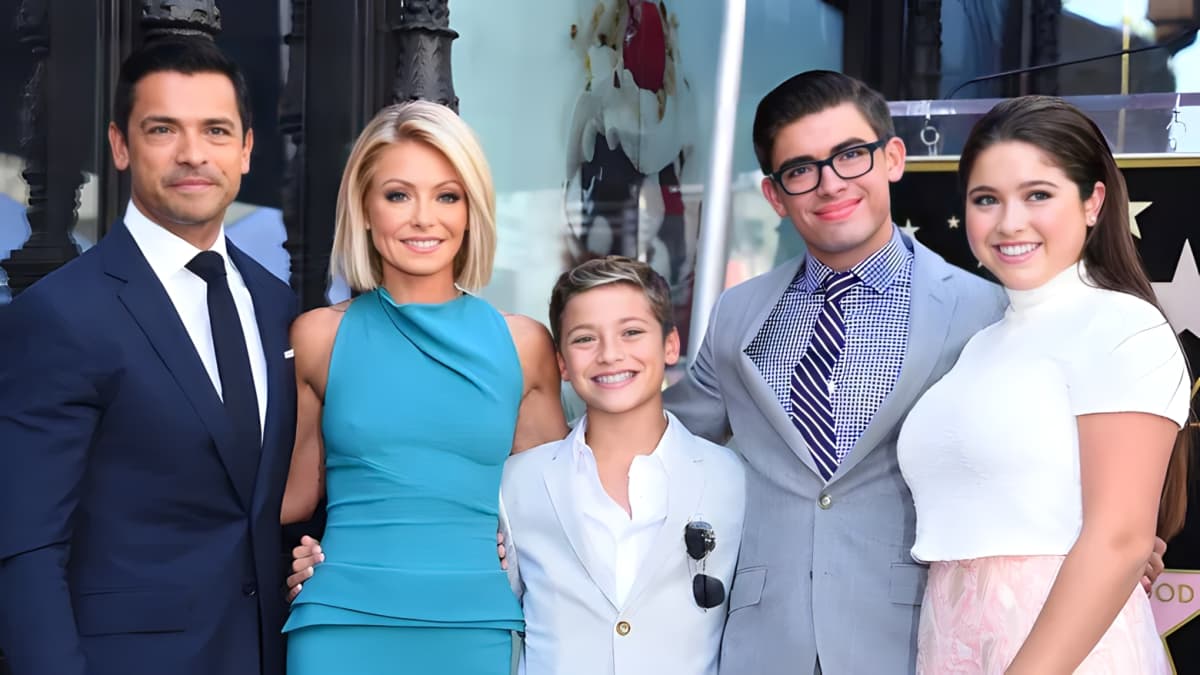 Mark Consuelos and Kelly Ripa with their children.