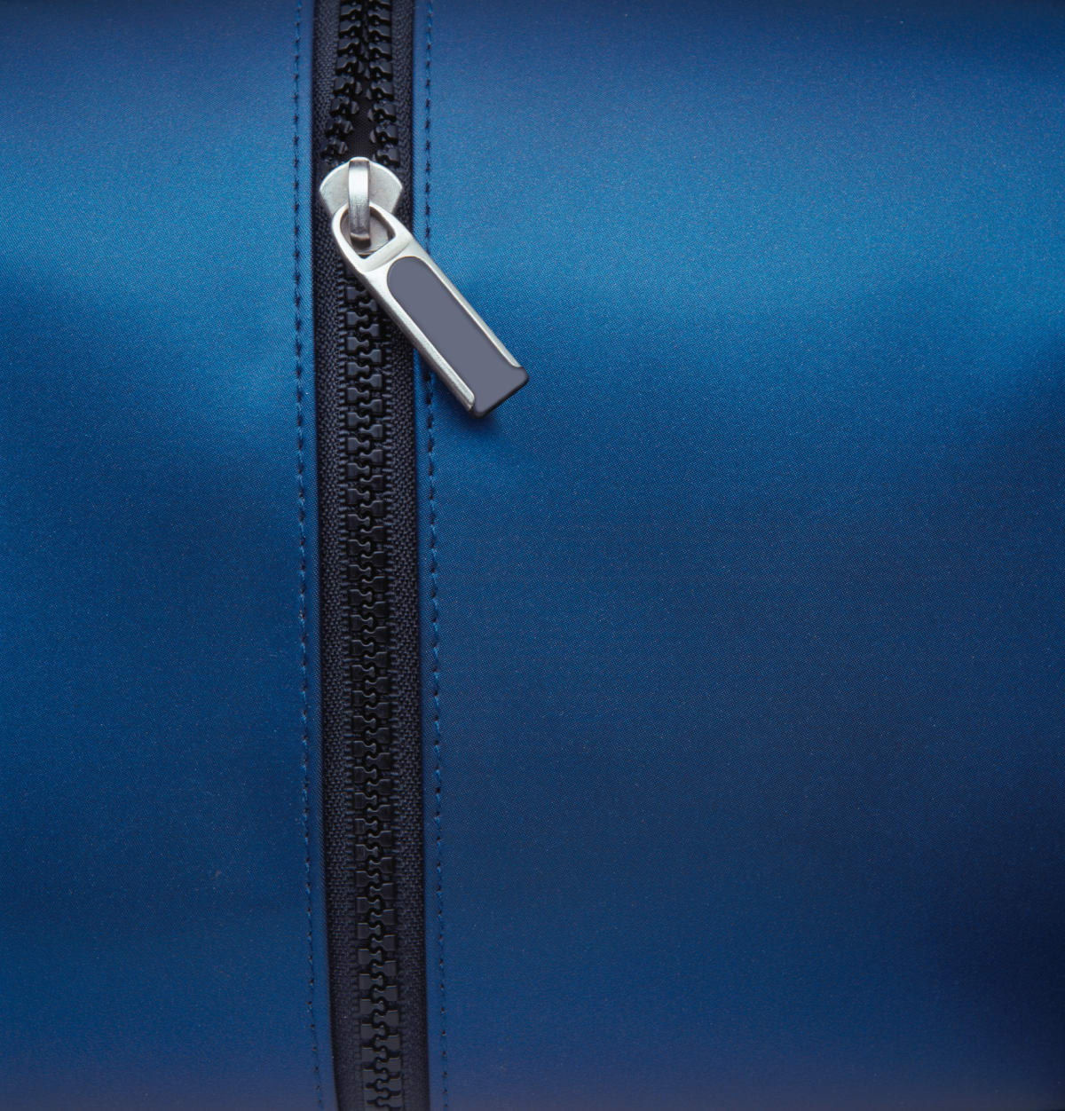Closed zipper on a blue bag