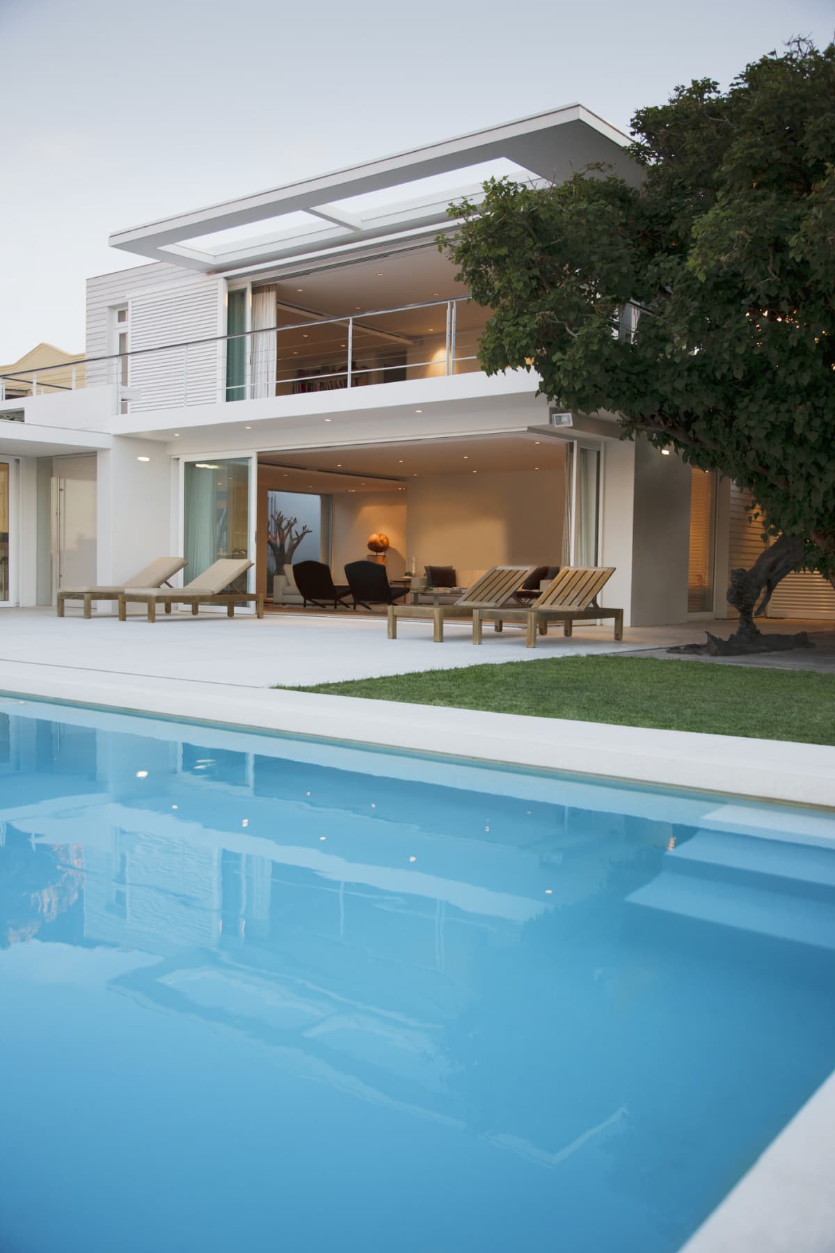 Modern house with a patio and a swimming pool
