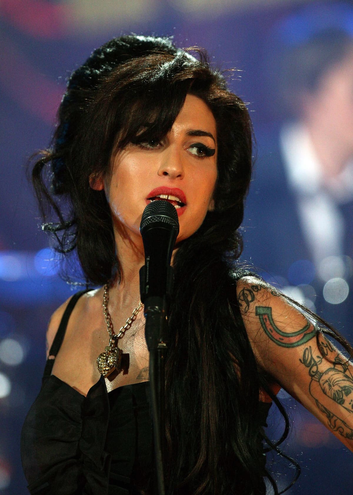 Amy Winehouse singing on stage