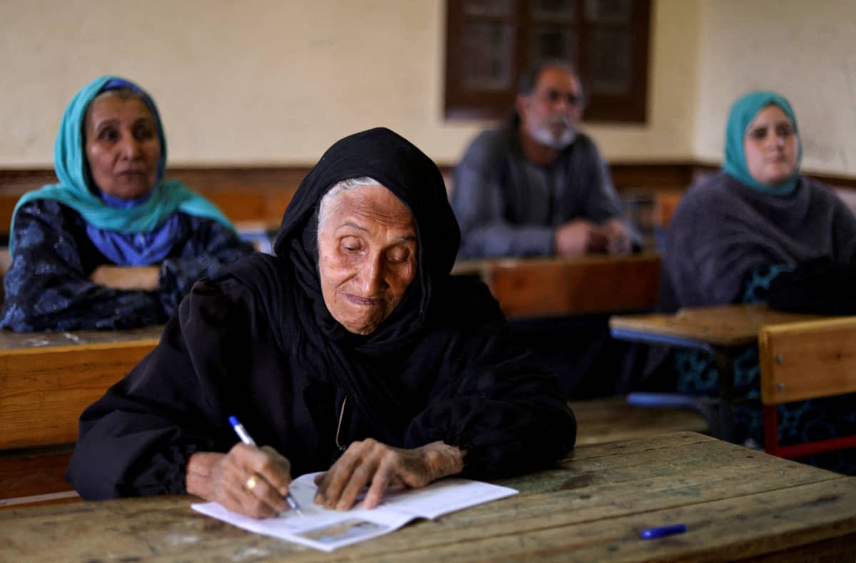Avó egípcia vai à escola para aprender a ler e escrever aos 87 anos - SIC  Notícias